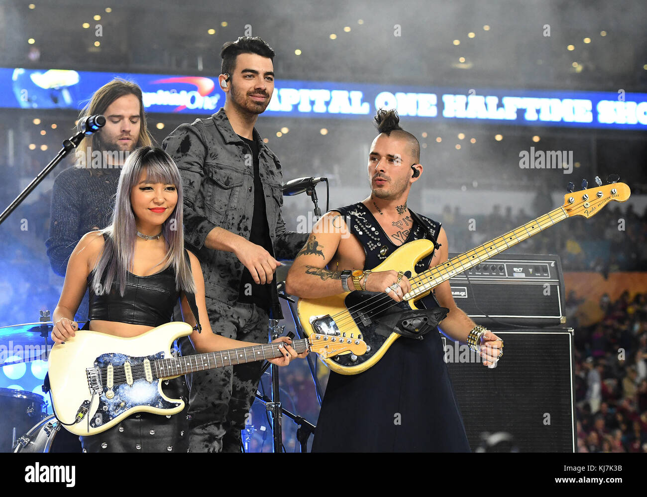 MIAMI GARDENS, FL - DEZEMBER 30: DNCE (Joe Jonas, Jack Lawless, JinJoo Lee, Cole Whittle) treten während der Halbzeitshow im Capital One Orange Bowl Spiel zwischen den Florida State Seminoles und den Michigan Wolverines am 30. Dezember 2016 im Hard Rock Stadium in Miami Gardens, FL auf. Florida Staat besiegte Michigan 33-32 Menschen: DNCE Stockfoto