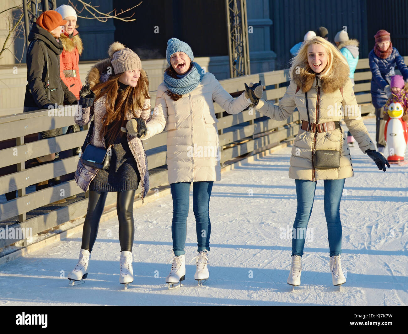 21.01.2017. Russland. saint-petersburg im Winter auf der Eisbahn der Stadt interessant und macht Spaß. Erwachsene und Kinder Skate. Stockfoto