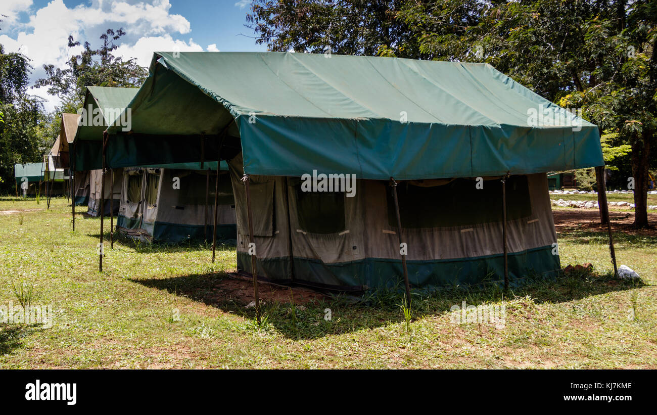 Safari Camp in Murchison Falls National Park in Uganda. Stellen Sie sich vor Hippo gehen um dieses Lager in der Nacht und Beweidung Gras Stockfoto