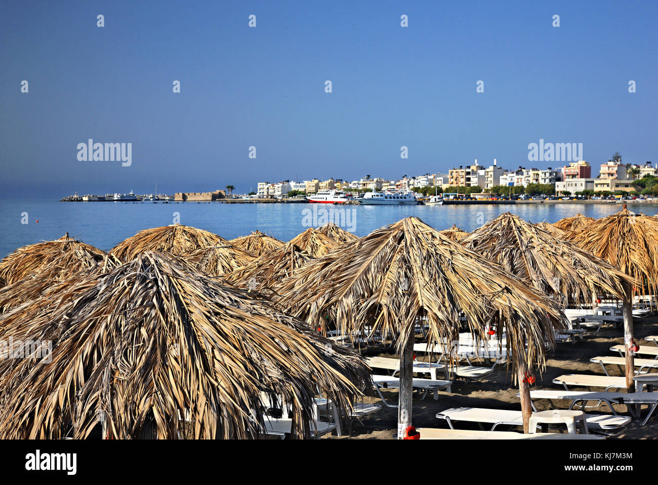 Der sogenannte Waikiki-Strand, die Stadt Ierapetra, die Präfektur Lasithi, die Insel Kreta, Griechenland. Stockfoto