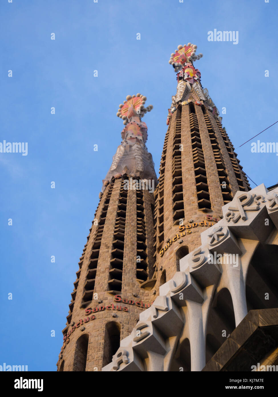 Die Türme der Kirchen der westlichen Leidenschaft Fassade der Kathedrale Sagrada Familia in Barcelona. Stockfoto