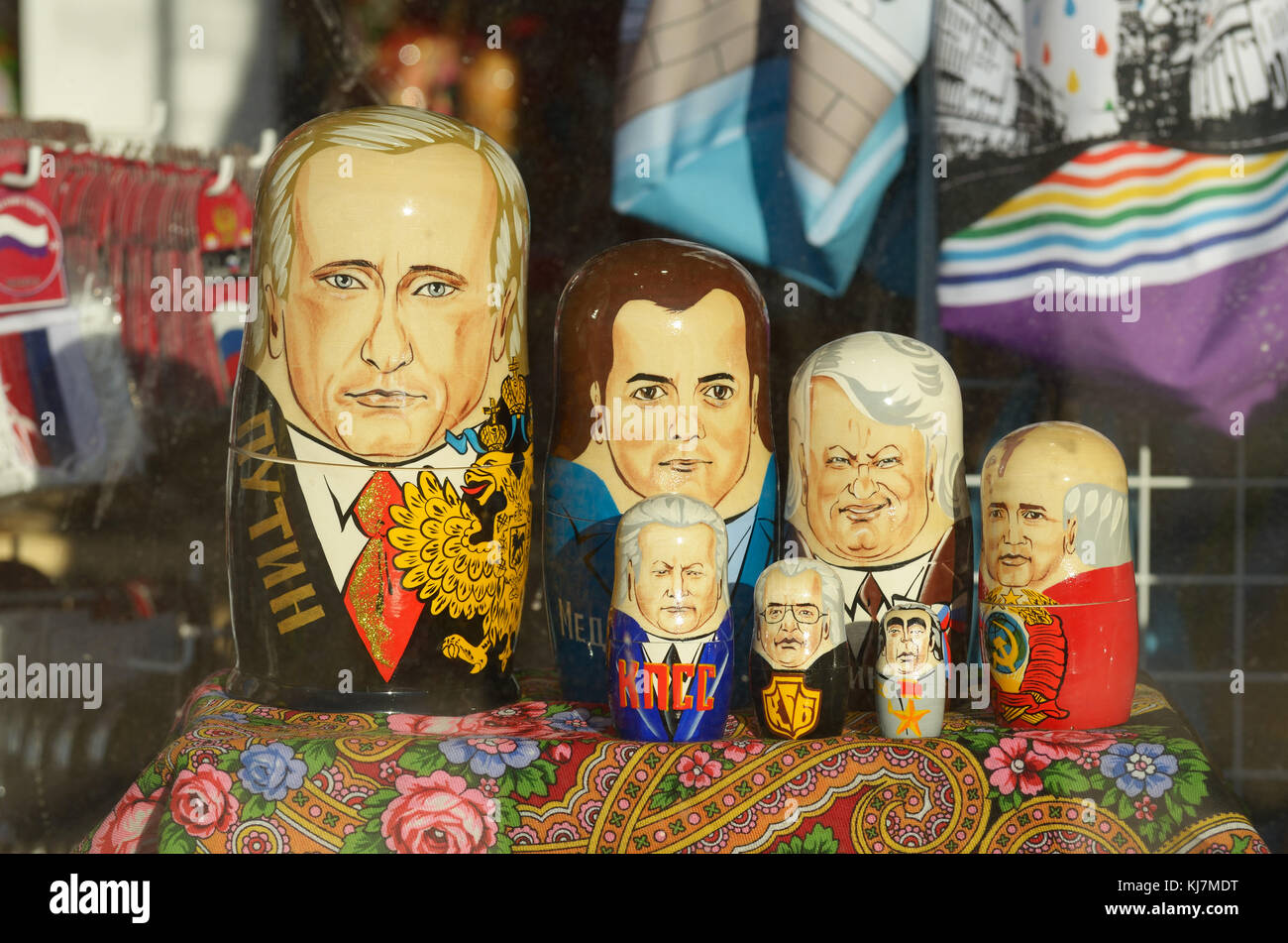 07.02.2017. Russland. saint-petersburg. Beamte der russischen und sowjetischen Führer auf souvenir Puppen. Stockfoto