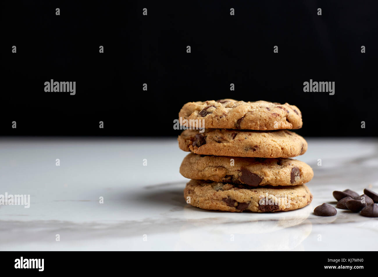 Gestapelte Chocolate Chip Cookies auf weißem Marmor tisch Stockfoto