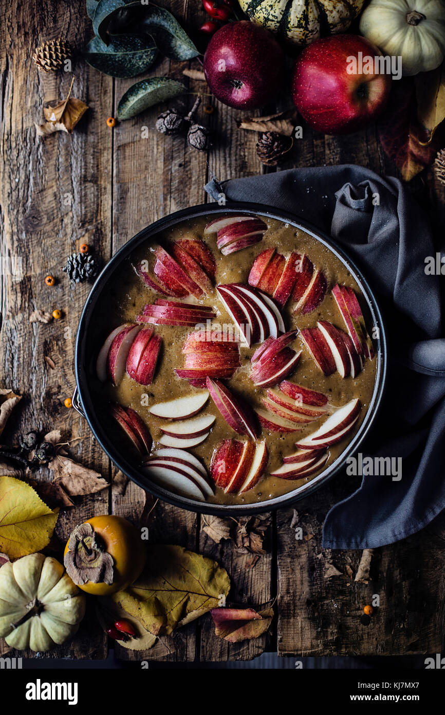 Herbstliche Stimmung: Apfelkuchen in der Herstellung Stockfoto