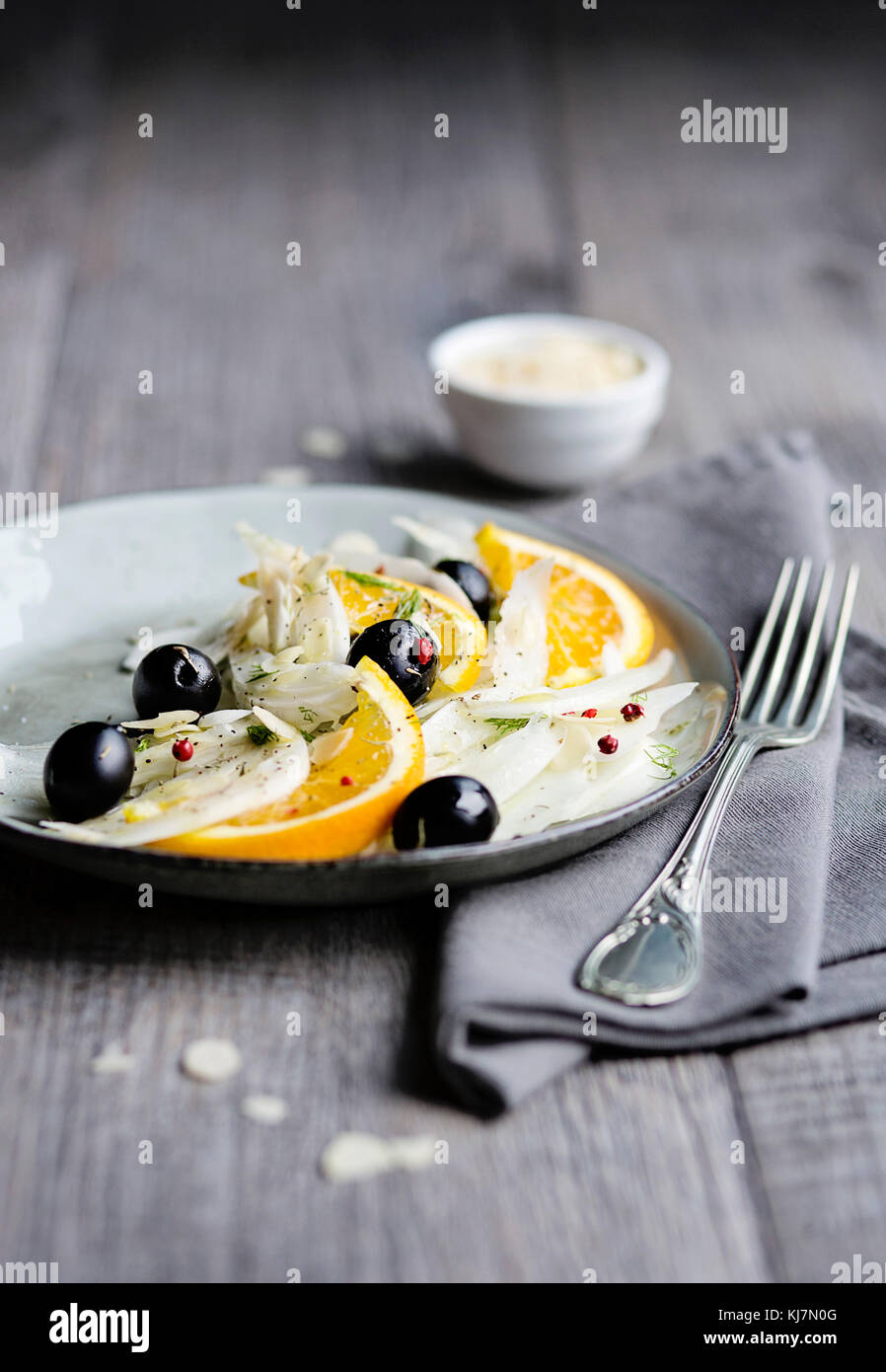 Fenchel Salat mit schwarzen Oliven-, Orangen- und Mandelbäumen Flocken. Ansicht von vorn Stockfoto