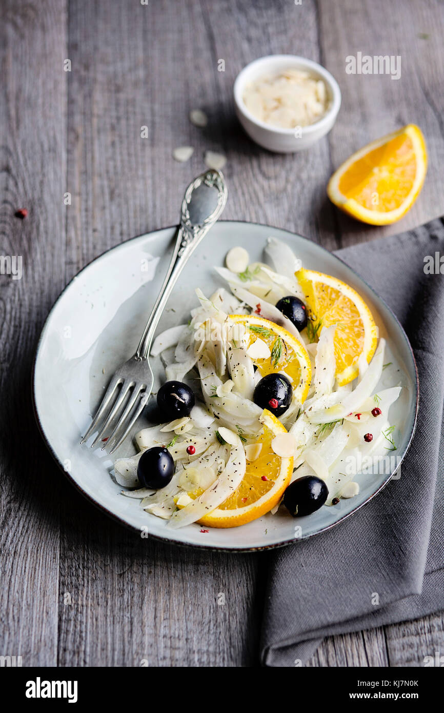 Fenchel Salat mit schwarzen Oliven-, Orangen- und Mandelflocken Stockfoto