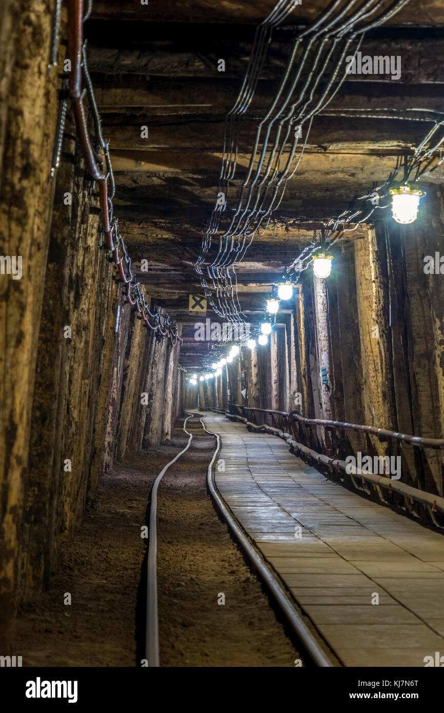 Beleuchtete Tunnel in den Alten, Salzbergwerk Bochnia, Polen Stockfoto