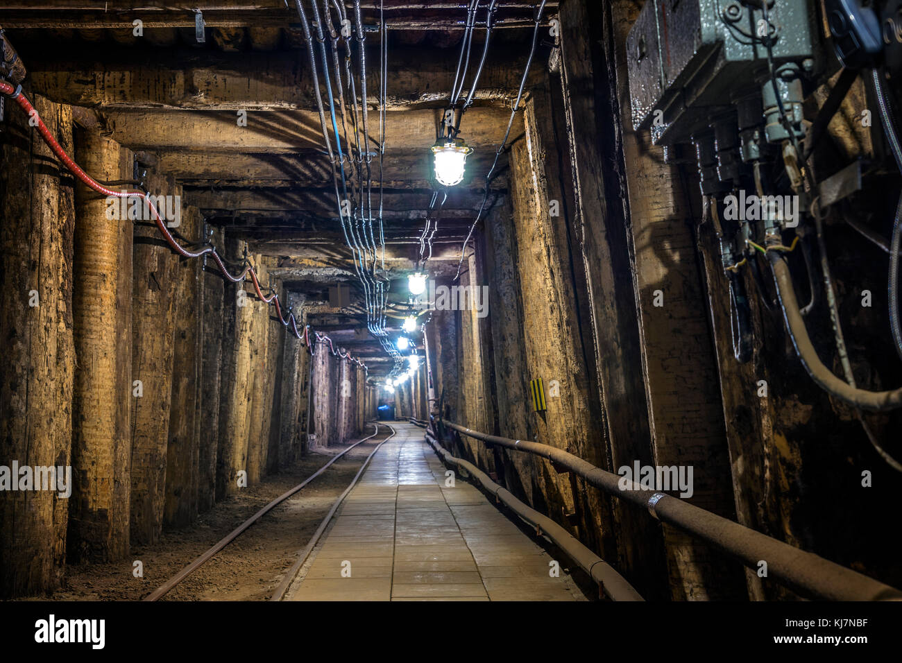 Beleuchtete Tunnel in den Alten, Salzbergwerk Bochnia, Polen Stockfoto
