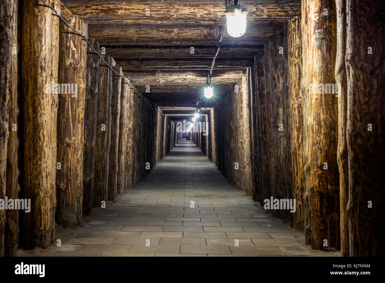 Beleuchtete Tunnel in den Alten, Salzbergwerk Bochnia, Polen Stockfoto