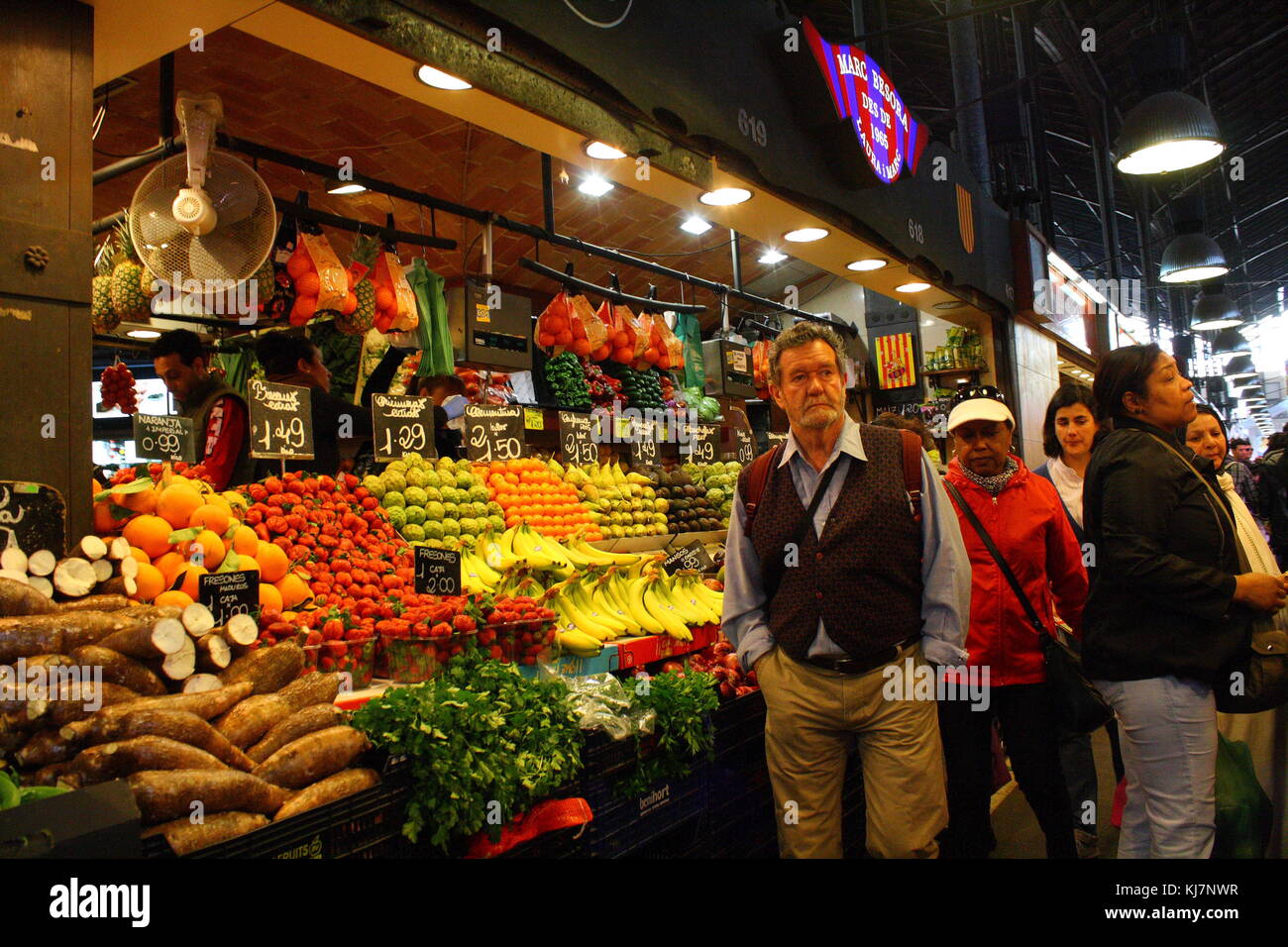 Verschiedene Gemüse und Obst zu verkaufen auf dem Lebensmittelmarkt in Barcelona. Stockfoto