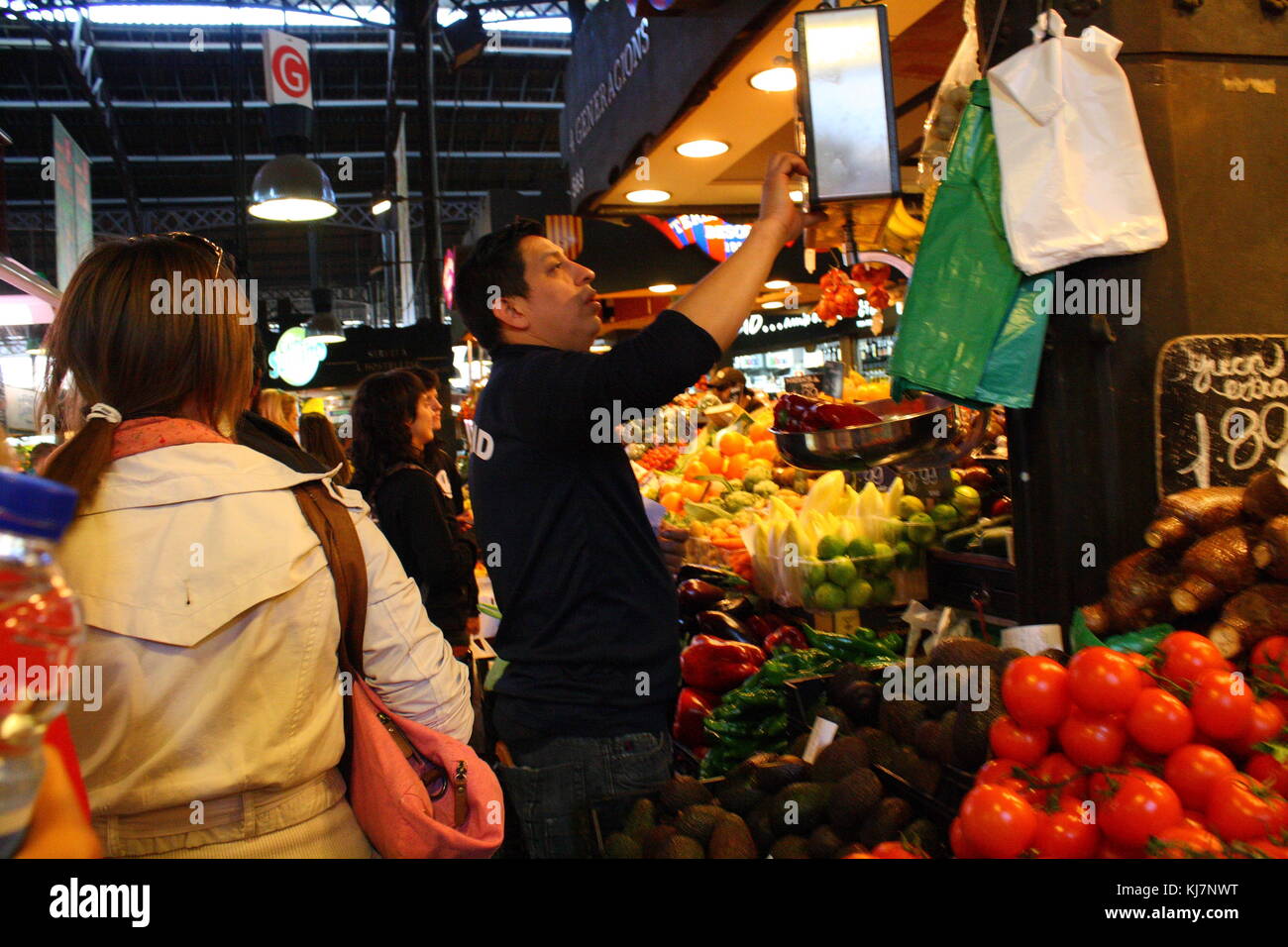 Verschiedene Gemüse und Obst zu verkaufen auf dem Lebensmittelmarkt in Barcelona. Stockfoto