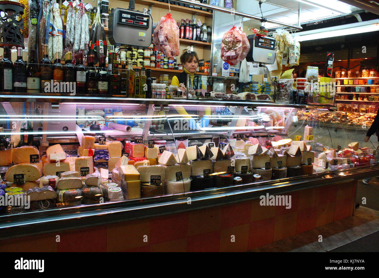Ein deli Store auf dem Lebensmittelmarkt in Barcelona, mit einer großen Auswahl an Käse. Stockfoto
