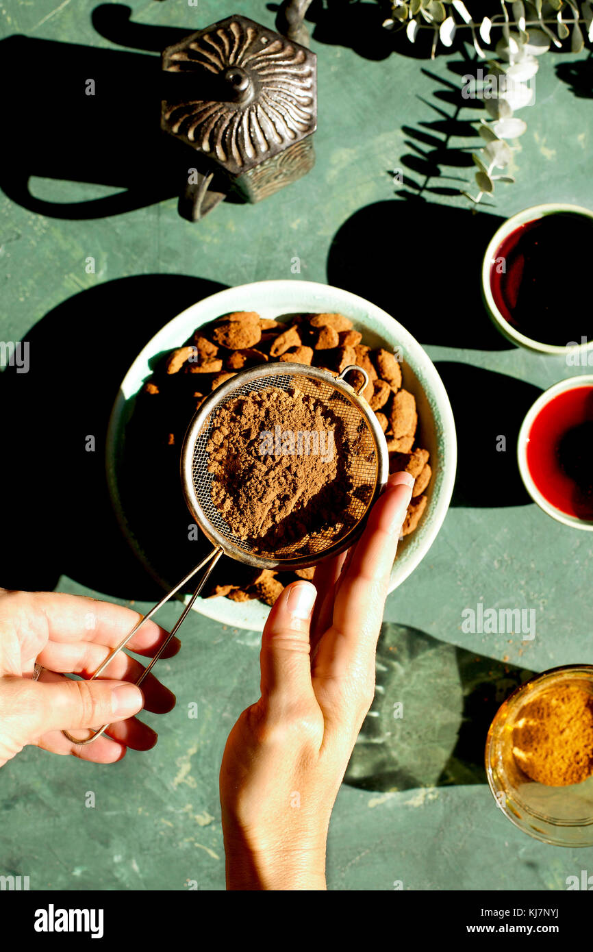 Kakao Ashwagandha Mandeln mit Hibiskus Tee. Auf einem grünen Hintergrund aufgenommen. Stockfoto