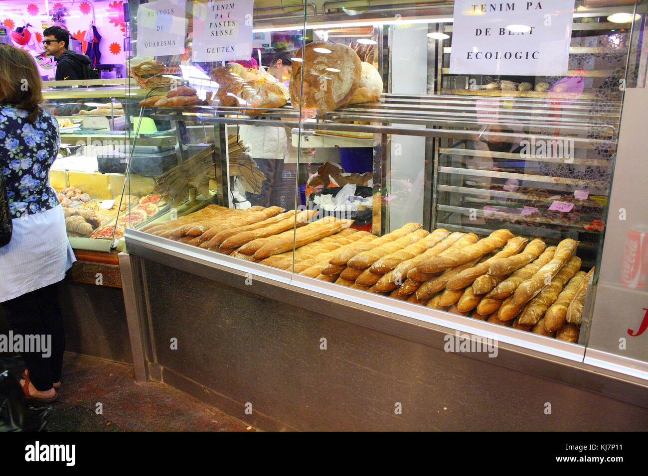 Eine Bäckerei auf dem Lebensmittelmarkt in Barcelona, mit vielen Brot zu verkaufen. Stockfoto