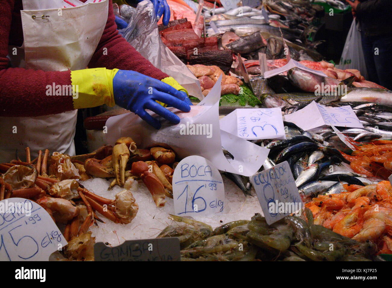 Krabben und Garnelen auf Anzeige am Meer Fisch Markt kaufen. Stockfoto