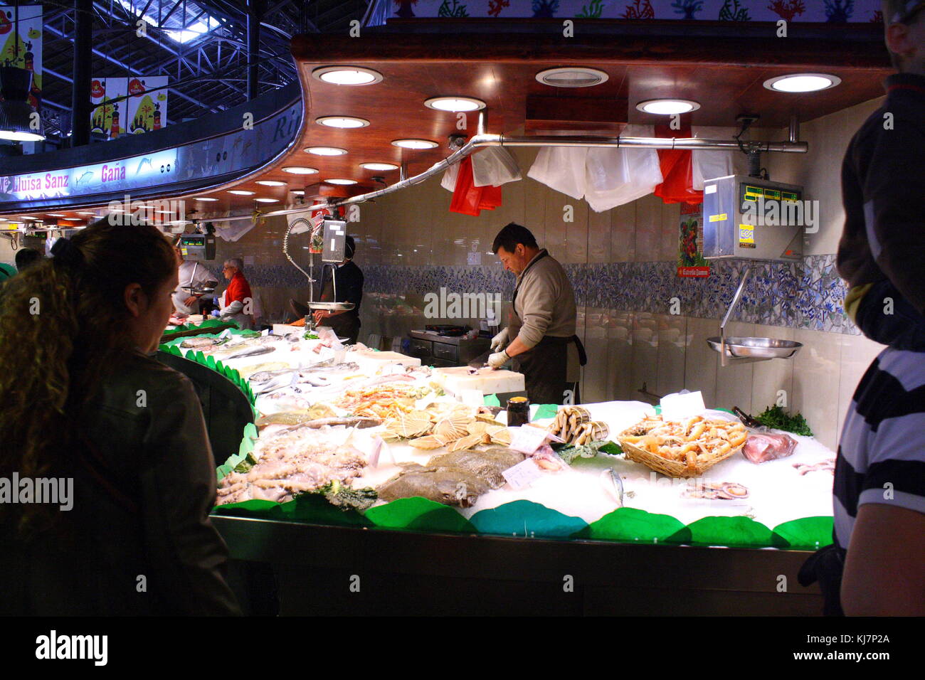Ein großer Fisch Verkäufer am Meer Fleischmarkt. Stockfoto