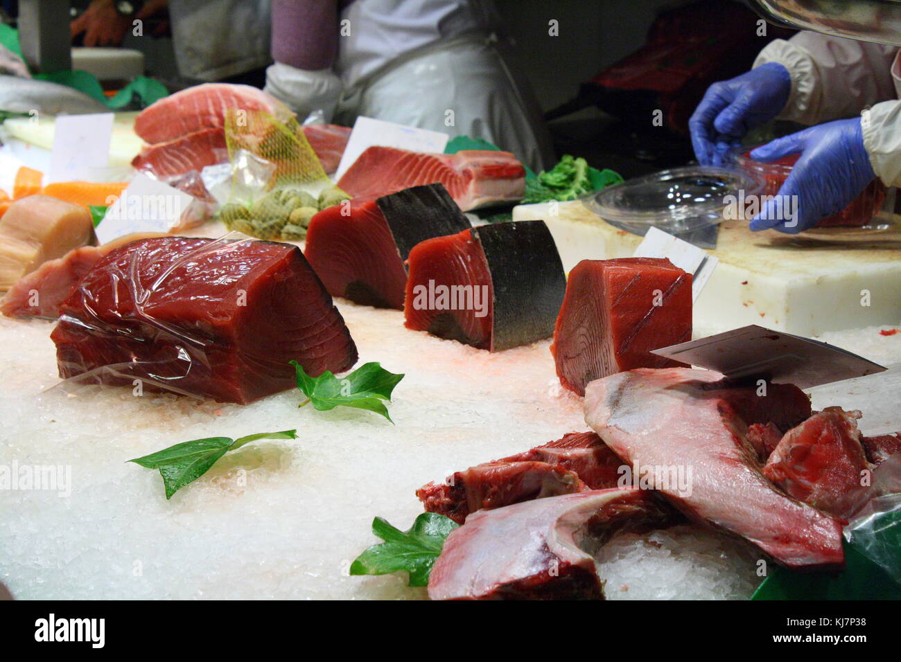 Red mageres und fettes Thunfisch Fleisch zum Verkauf an die organische marine Food Markt in Barcelona. Stockfoto