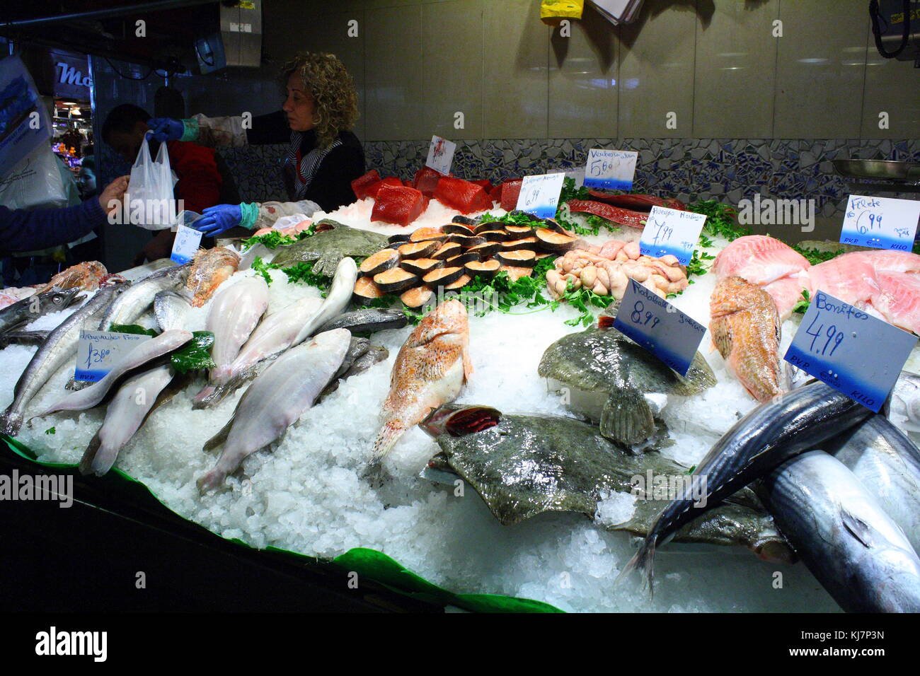 Iced ish für Verkauf bei der marine Food Markt in Barcelona. Stockfoto