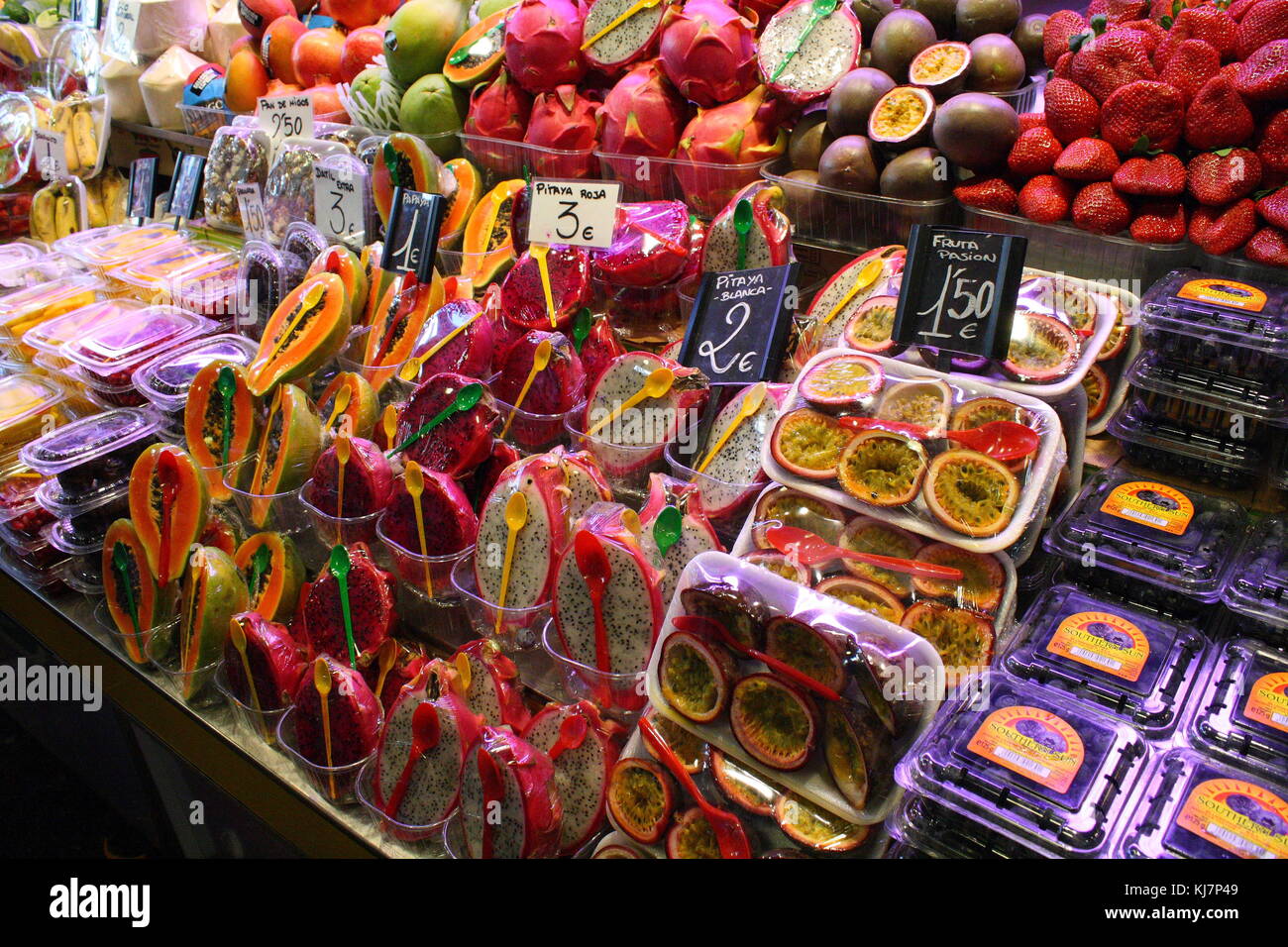 Frisches Obst für den Verkauf in den Lebensmittelmarkt in Barcelona zu essen, Spanien. Stockfoto