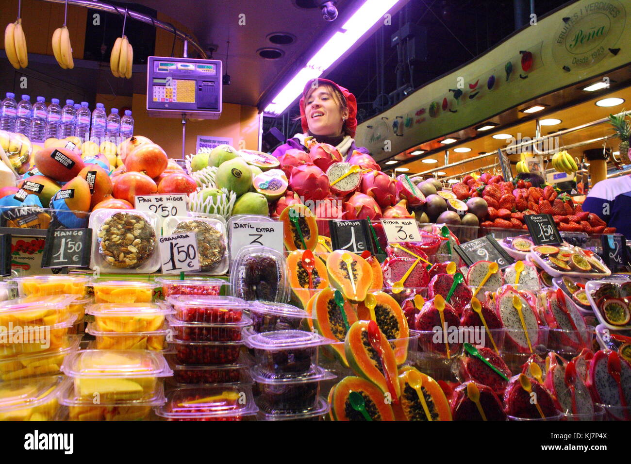 Frisches Obst für den Verkauf in den Lebensmittelmarkt in Barcelona zu essen, Spanien. Stockfoto