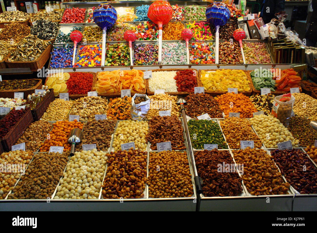 Gewürze, Nüsse und Gemüse auf dem Markt in Barcelona. Stockfoto