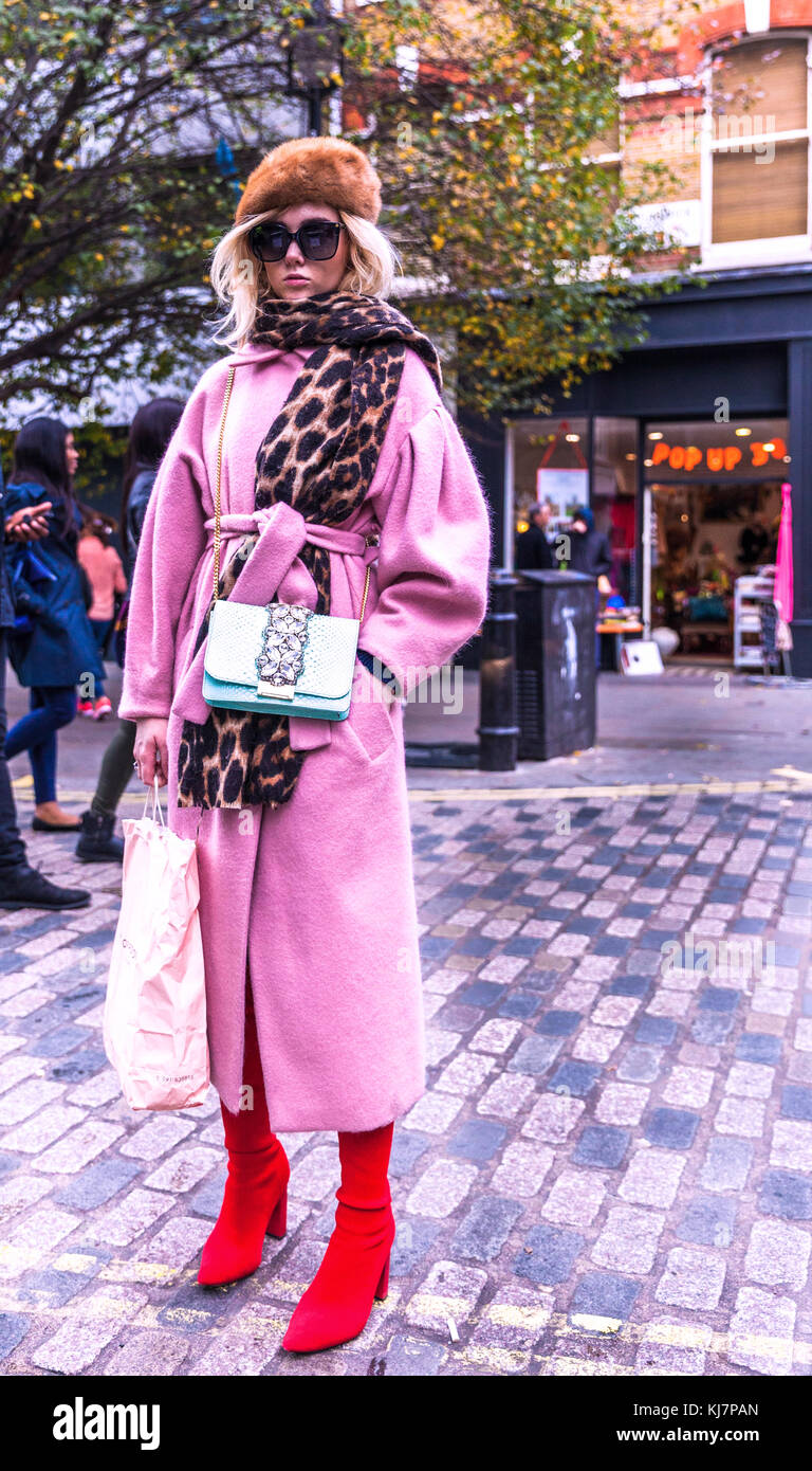 Ganzkörperportrait einer trendigen jungen Frau in rosa, Soho, London, England, Großbritannien. Stockfoto