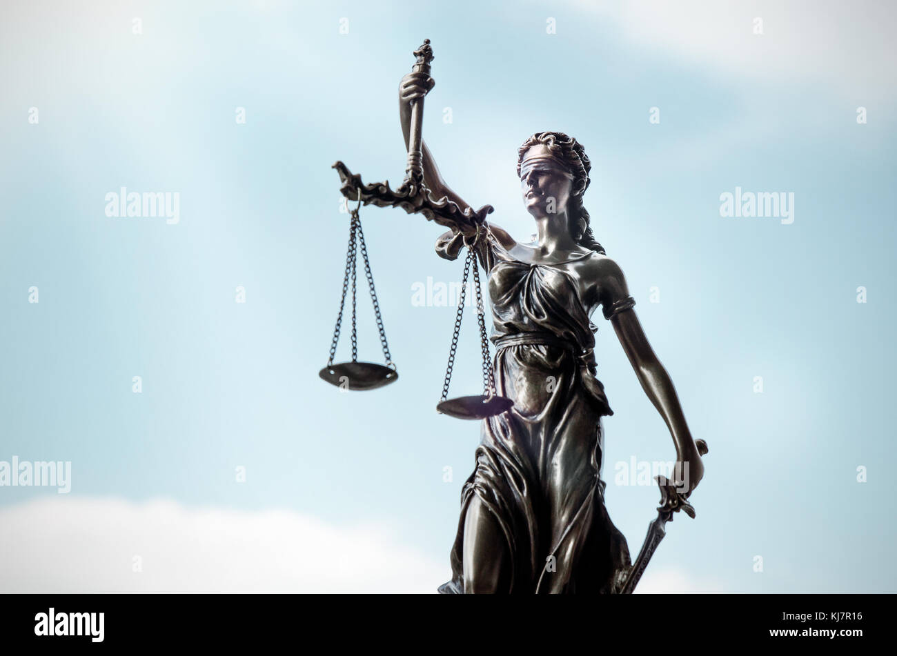 Lady Gerechtigkeit, Themis, Statue der Justiz am Himmel Hintergrund. recht Rechtsanwalt Hof Rechtsanwalt Richter Gerichtssaal rechtliche lady Konzept Stockfoto