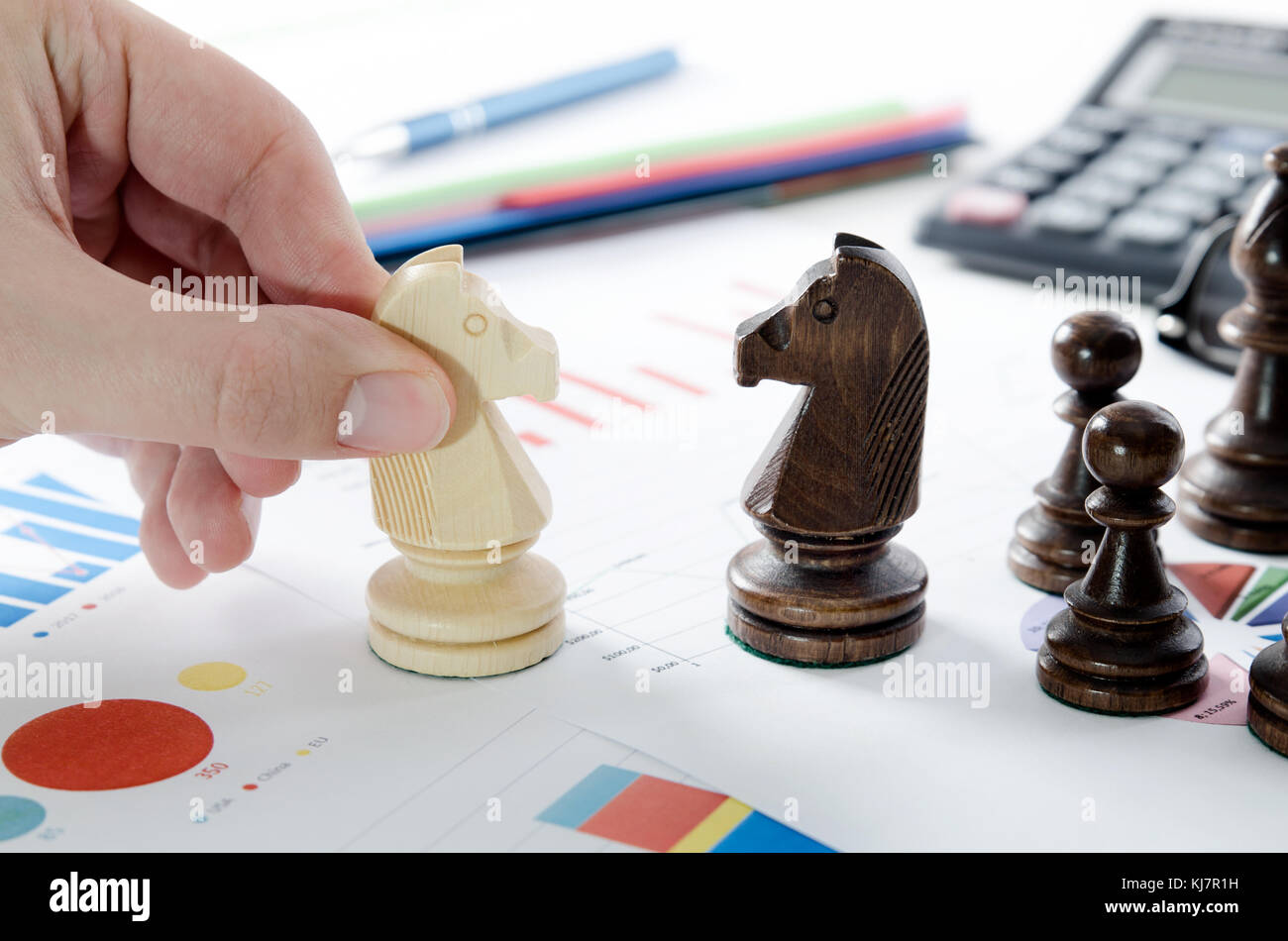 Financial Business Strategie. Schach auf dem Schreibtisch im Büro Konzept. Stockfoto