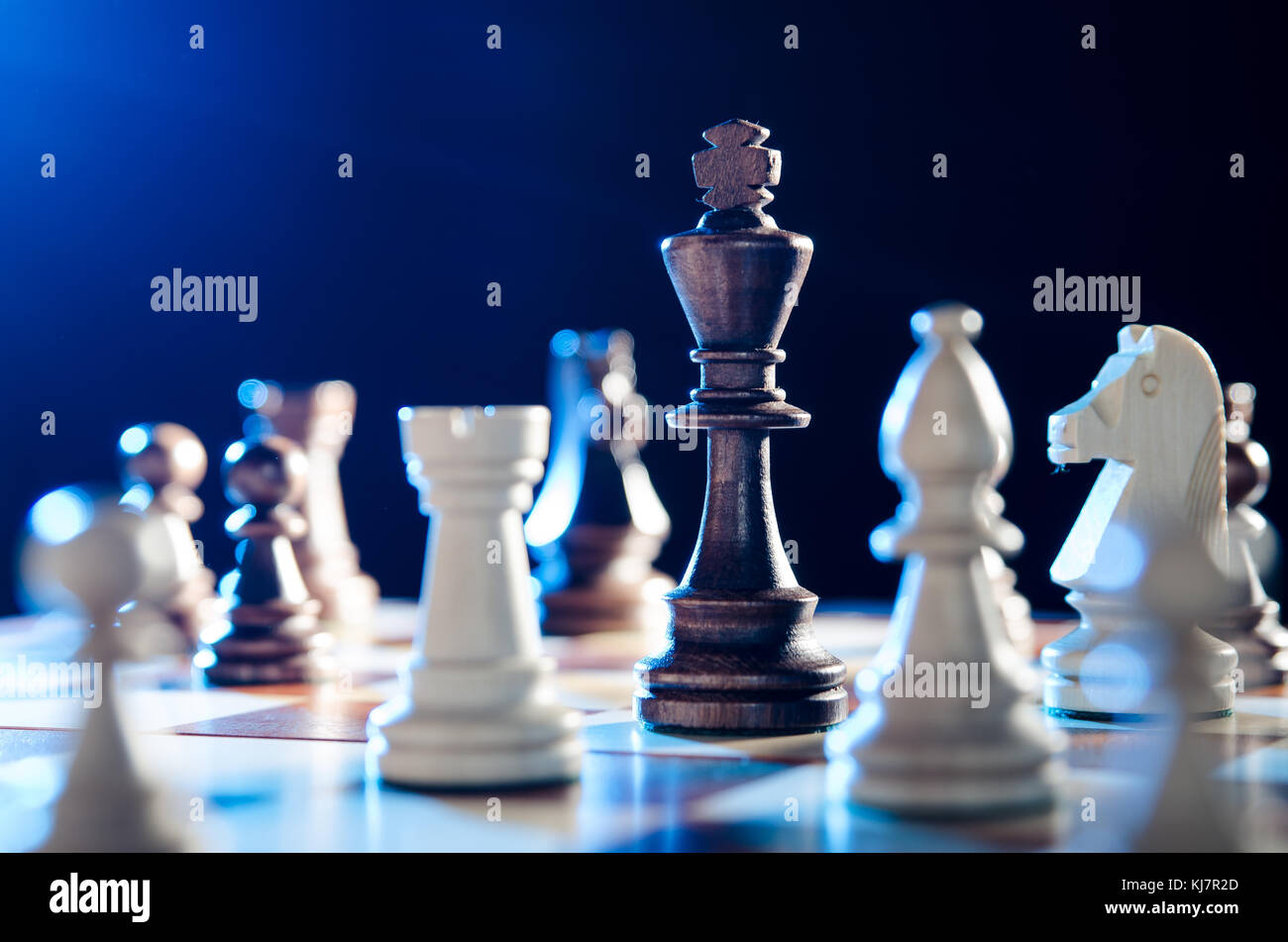 Schach Financial Business Strategie Konzept. König auf dem Schachbrett Stockfoto