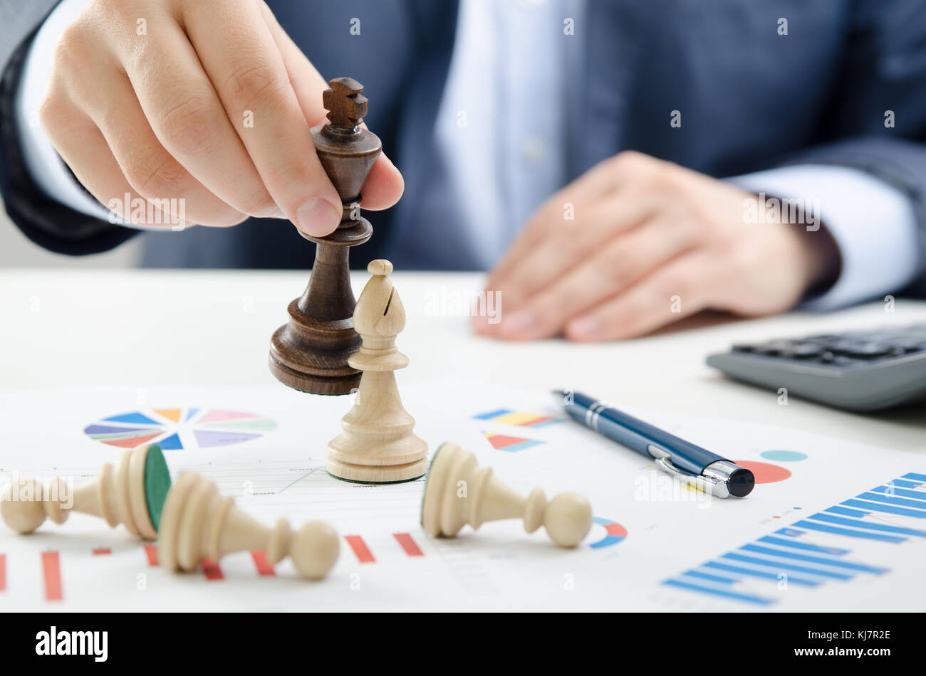 Schach Financial Business Strategie Konzept. Teamleiter holding Schachfigur. Stockfoto