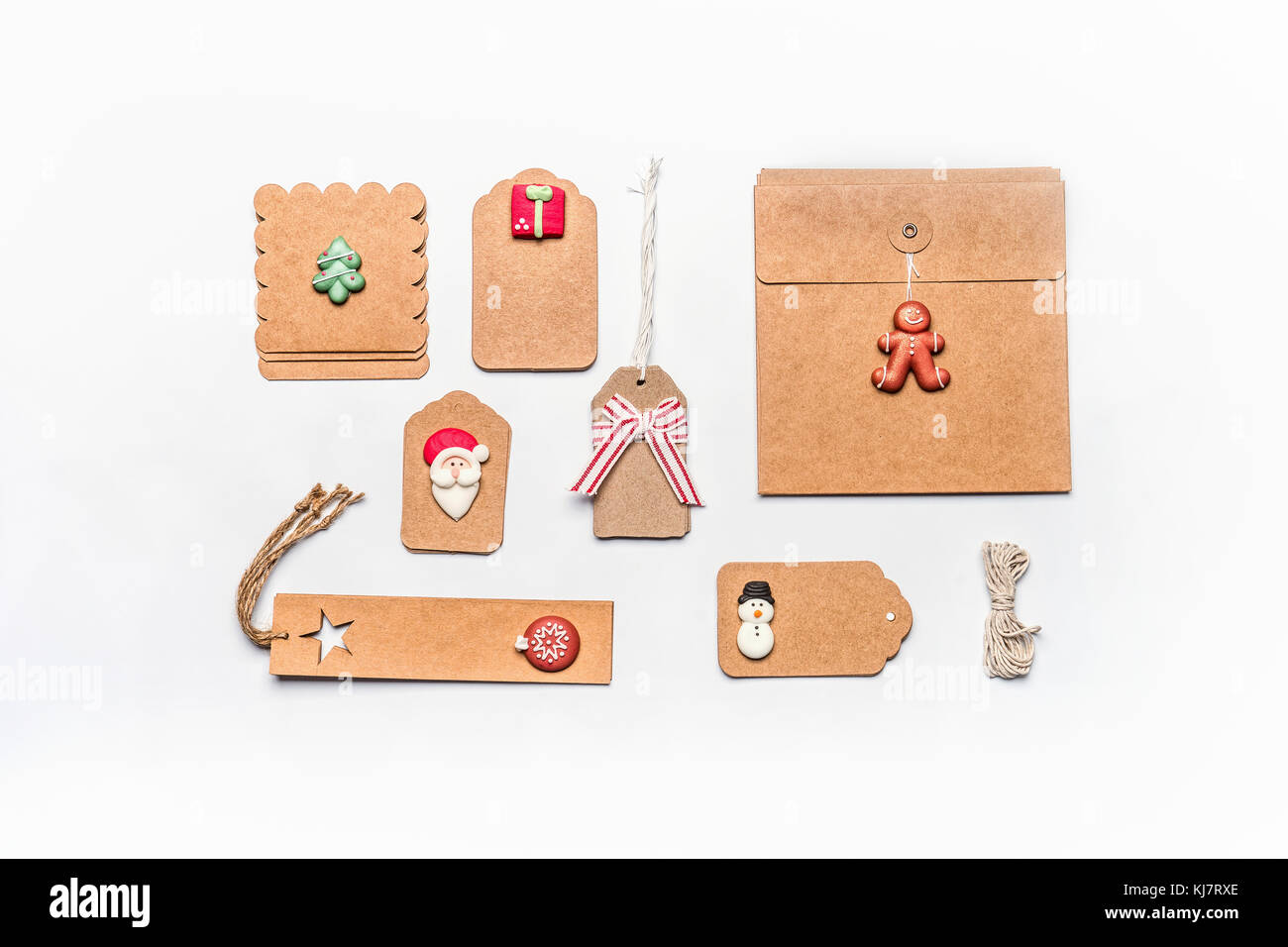 Weihnachten Geschenkverpackung Konzept. Flach verschiedener Handwerk eco-Papier Pappe und Tags mit Dekoration von Santa, Ginger Mann und Weihnachten t Stockfoto
