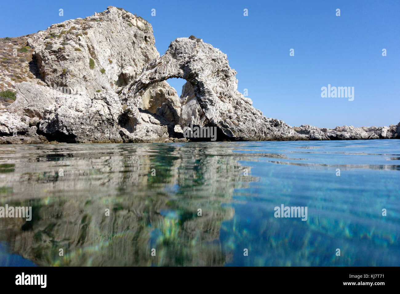 Sea Arch, Grande Blue Bay, Stegna, Archangelos, Rhodos, Dodekanes, Griechenland. Stockfoto