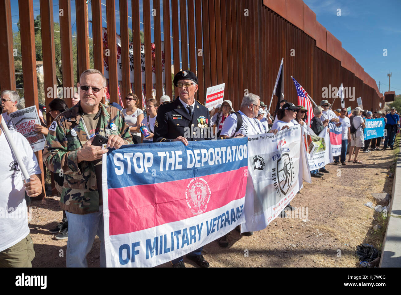 Nogales Sonora, Mexiko - am Veterans Day, deportiert und Veteranen der US-Streitkräfte führten eine Rallye auf beiden Seiten der amerikanisch-mexikanischen Grenze zaun Protest Stockfoto