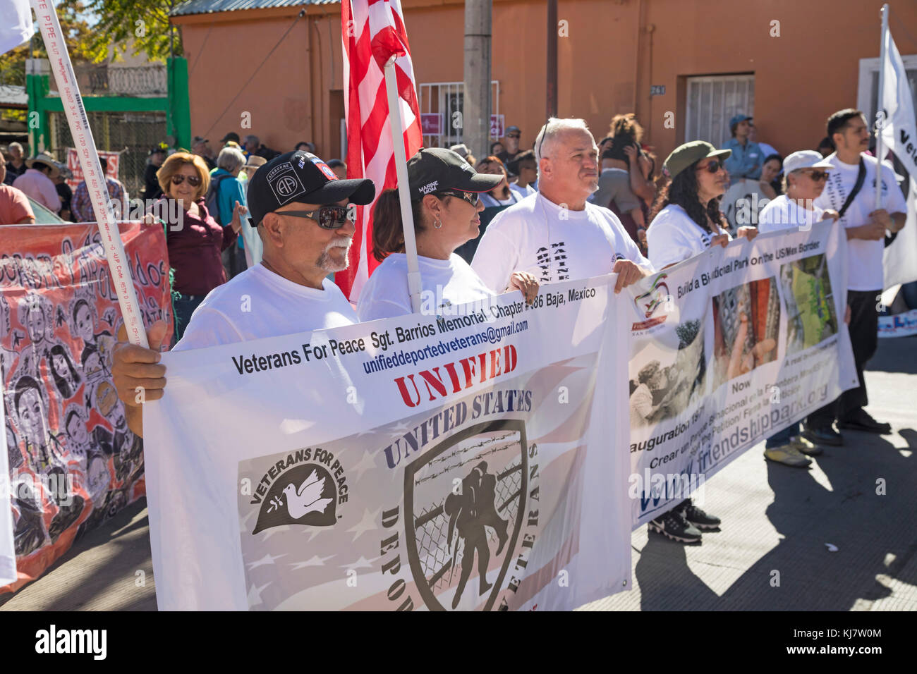 Nogales, Sonora Mexiko - am Veterans Day führten deportierte Veteranen der US-Streitkräfte eine Kundgebung auf beiden Seiten des US-mexikanischen Grenzzauns durch Stockfoto