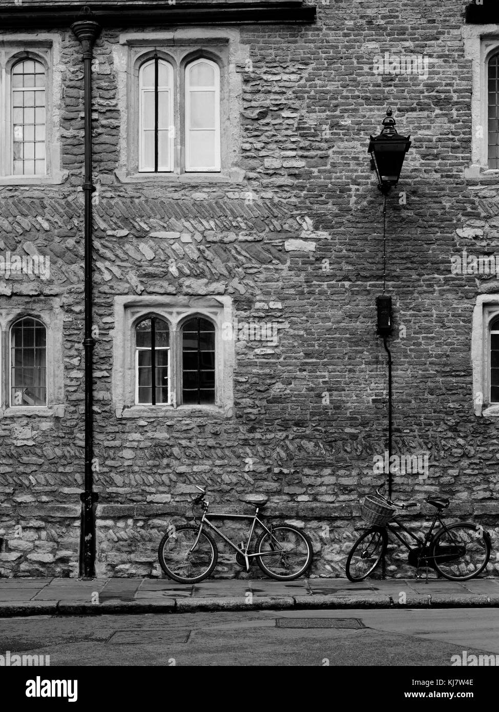 Fahrräder gegen die Seitenwand des Trinity College Cambridge Stockfoto