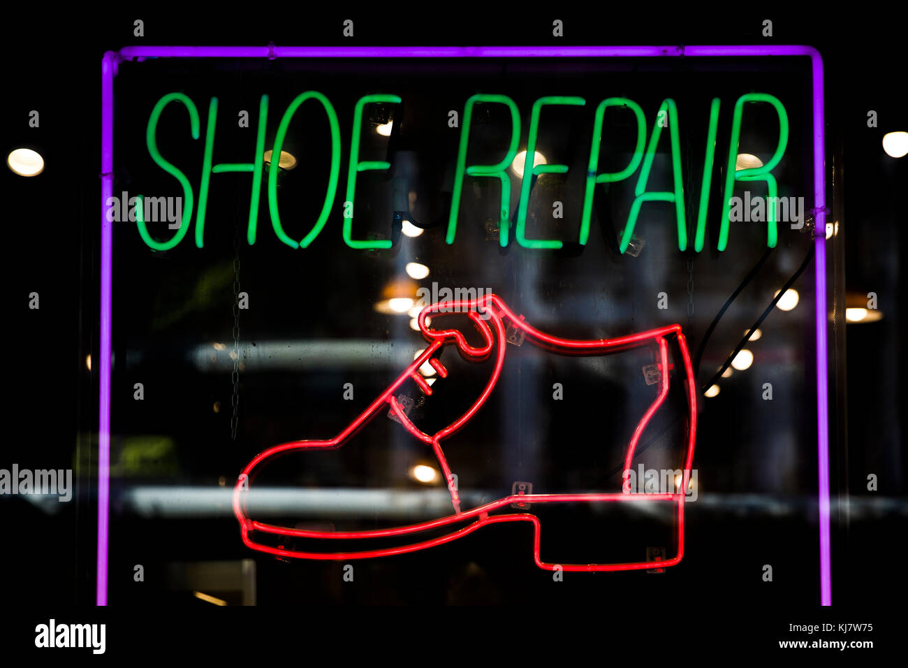 Leuchtreklame bunt leuchtenden hellen Schuh Reparatur Service bei Nacht Stockfoto