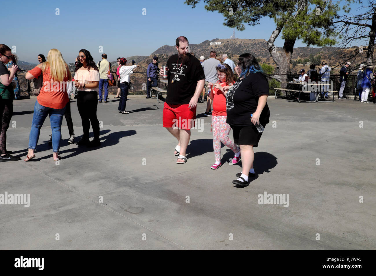 Amerikanische Familie Besuch Griffith Park Observatorium auf Urlaub und Blick auf Hollywood Sign in Los Angeles, Kalifornien, USA KATHY DEWITT Stockfoto