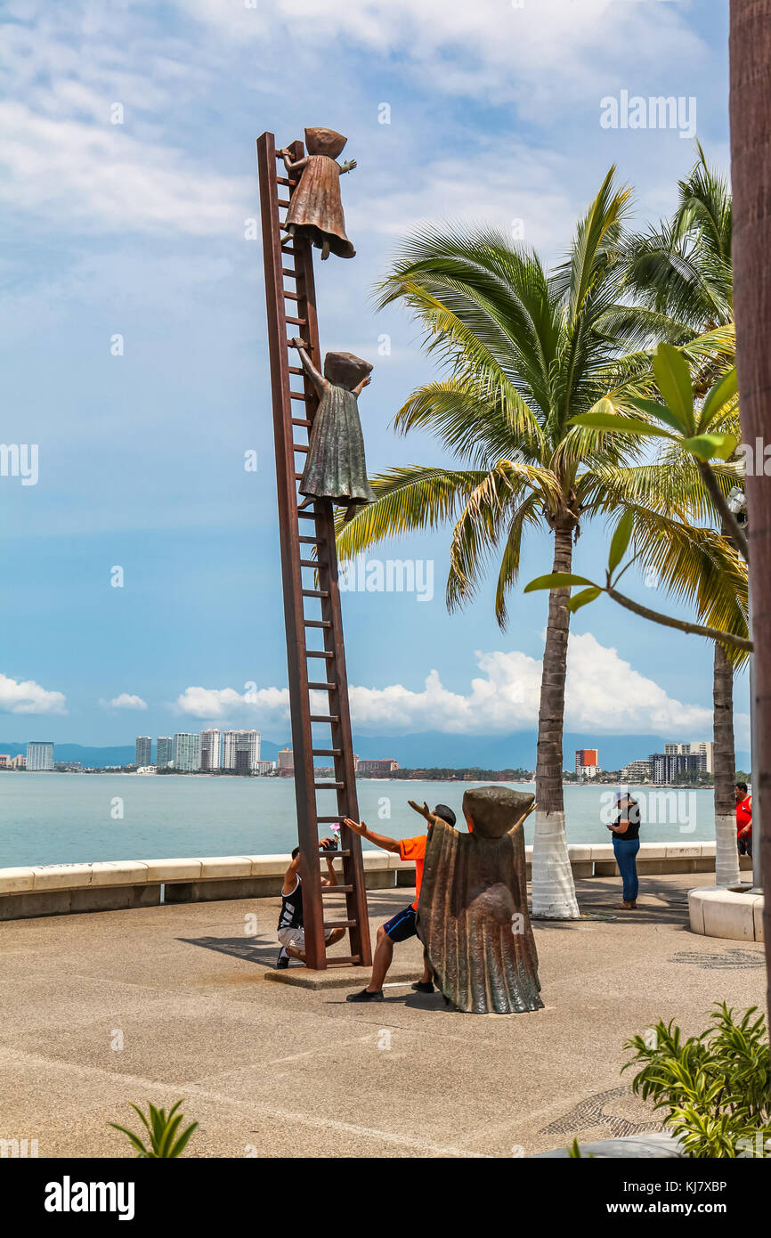 Puerto Vallarta, Mexiko - September 6, 2015: Auf der Suche nach Grund Statue in Puerto Vallarta, Mexiko. sculpure wurde von Sergio Bustamante in 2000 vorgenommen. Stockfoto