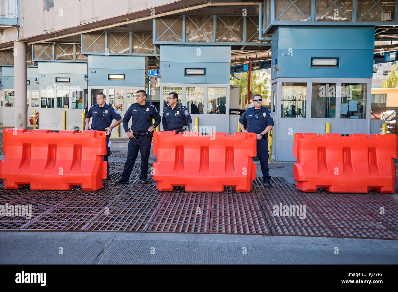 Nogales, Arizona - US-amerikanischen Zoll- und Grenzschutzbehörden Agenten an der Nogales - Grand Avenue Grenzübergang zwischen den USA und Mexiko. Stockfoto