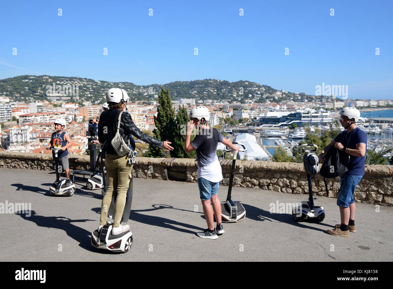 Familien-Touristen auf Segway Scooter Tour in Suquet Altstadt von Cannes mit Blick auf La Croisette Waterfront oder direkt am Meer, Cannes, Französisch Riviera, Frankreich Stockfoto