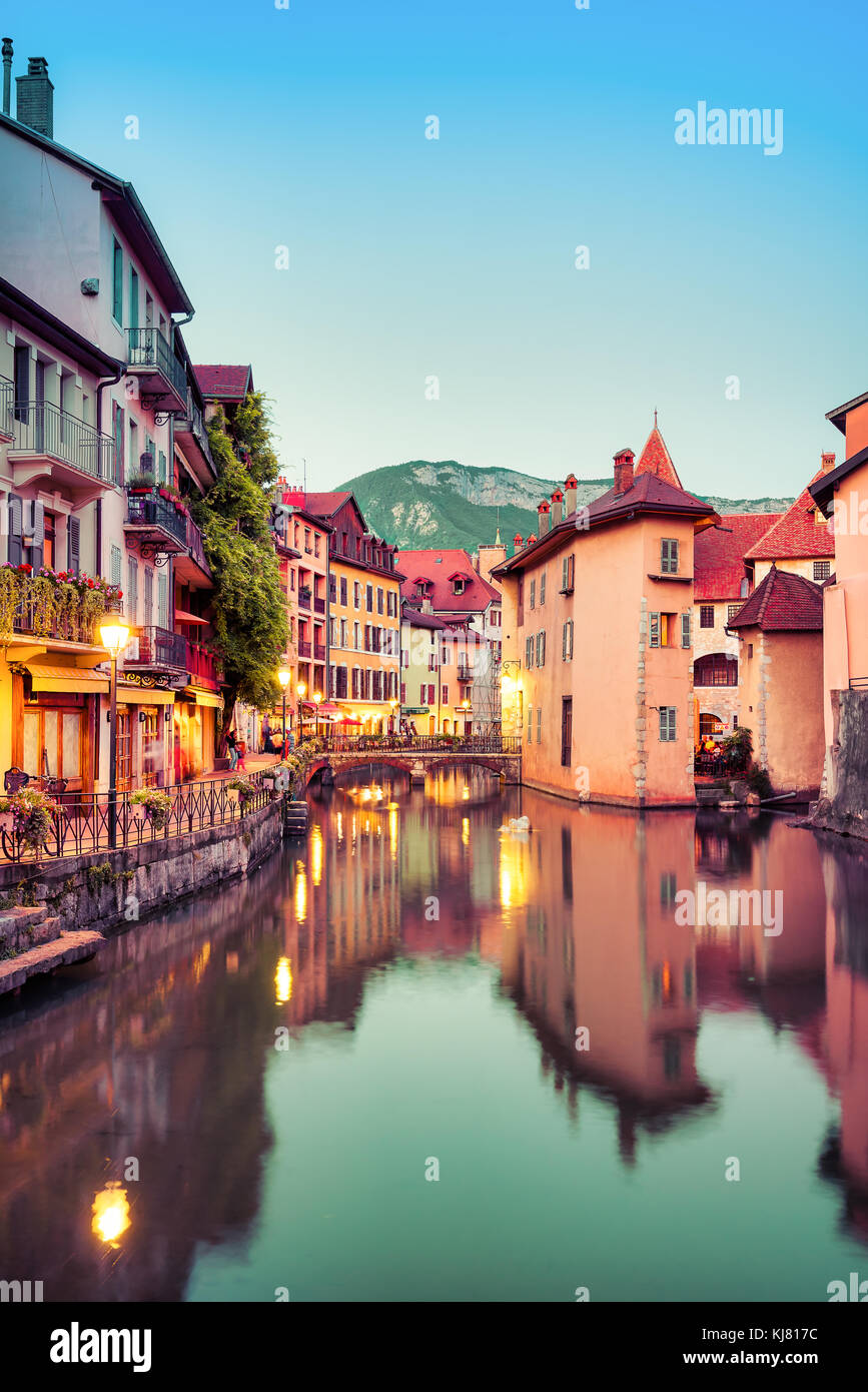 Das Licht an und siedelt sich in der Abenddämmerung über La Vieille Ville, Annecy, Auvergne-Rh ône-Alpes, Frankreich Stockfoto