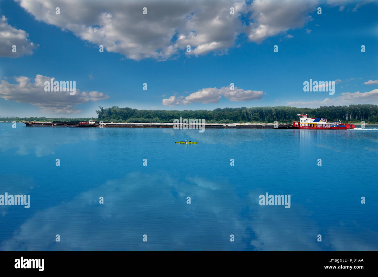 Flusstransport. Frachtschiff mit Containern auf der Donau, Europa. Güterverkehr. Europäische Flussschifffahrt. Frachtboot auf der donau. Stockfoto