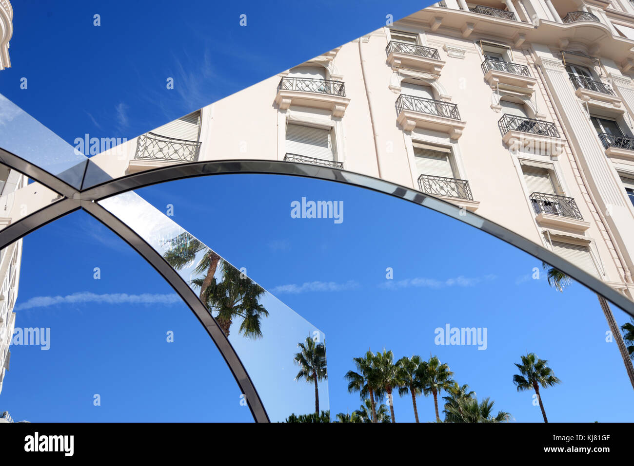Reflexionen der Architektur direkt am Meer an der Promenade de la Croisette Cannes Frankreich Stockfoto
