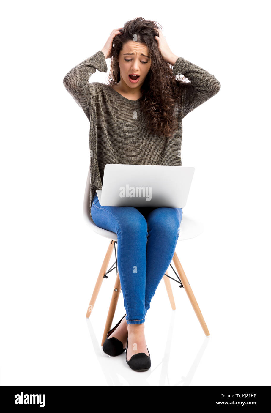 Schöne und glückliche Frau die Arbeit mit einem Laptop und einer Panik Ausdruck Stockfoto