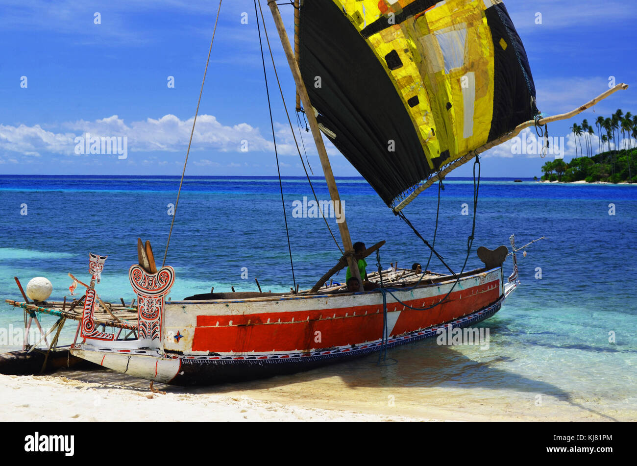 Bunte Boot auf der Insel in der Nähe von Papua-Neuguinea Stockfoto