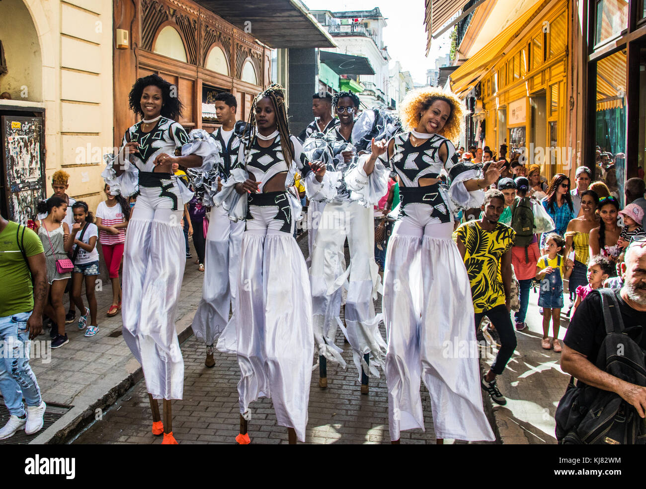 Tanzen Straßenkünstler in Havanna, Kuba Stockfoto