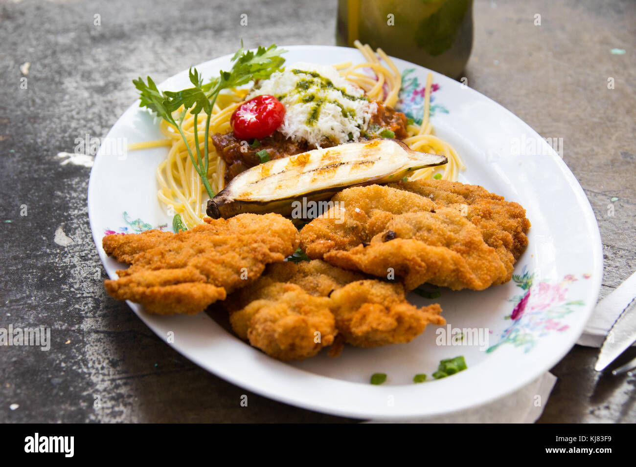 Cerdo empanado, paniertes Schwein bei El Del Frente Bar und Restaurant, Havanna, Kuba Stockfoto