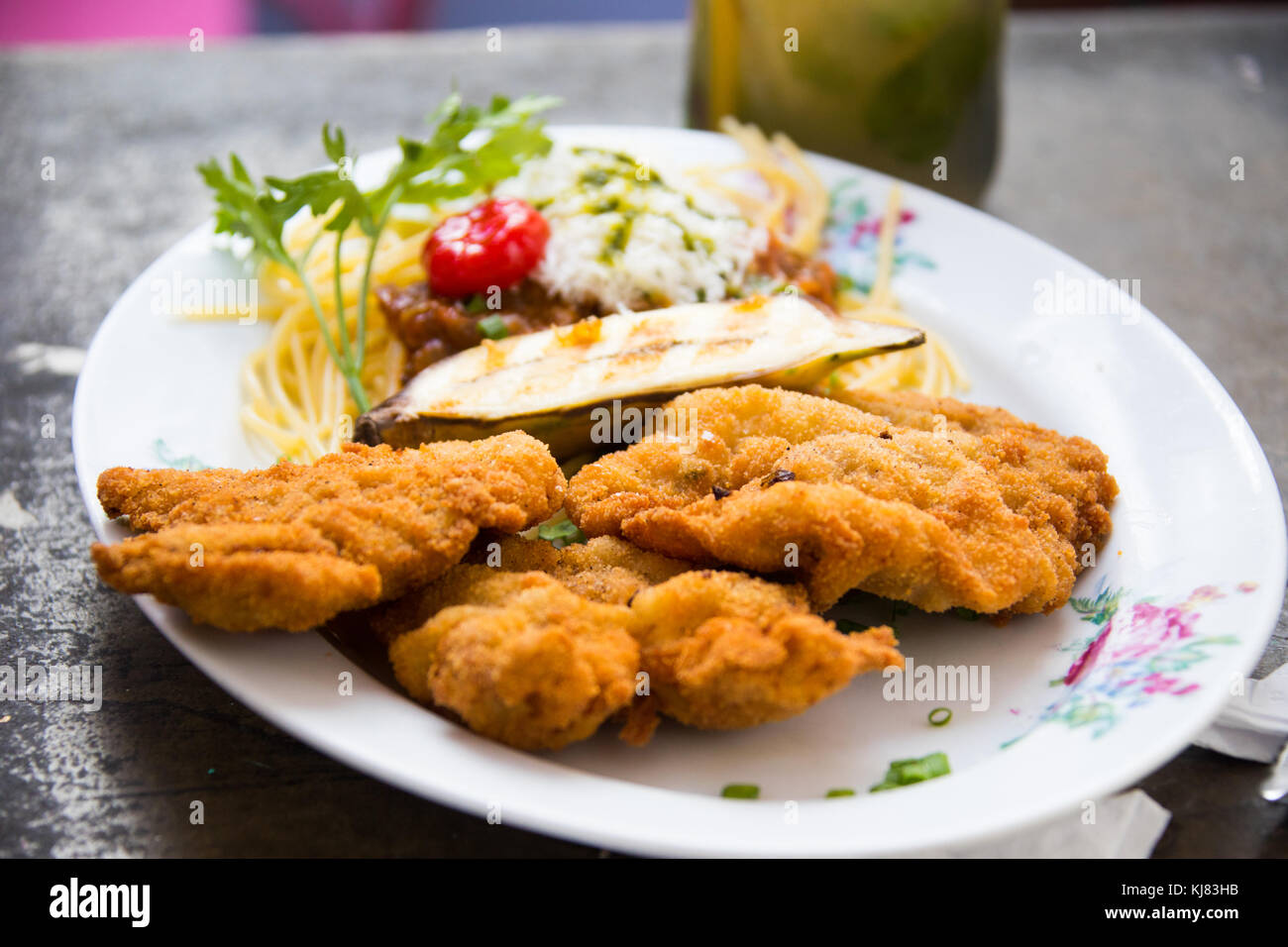 Cerdo empanado, paniertes Schwein bei El Del Frente Bar und Restaurant, Havanna, Kuba Stockfoto