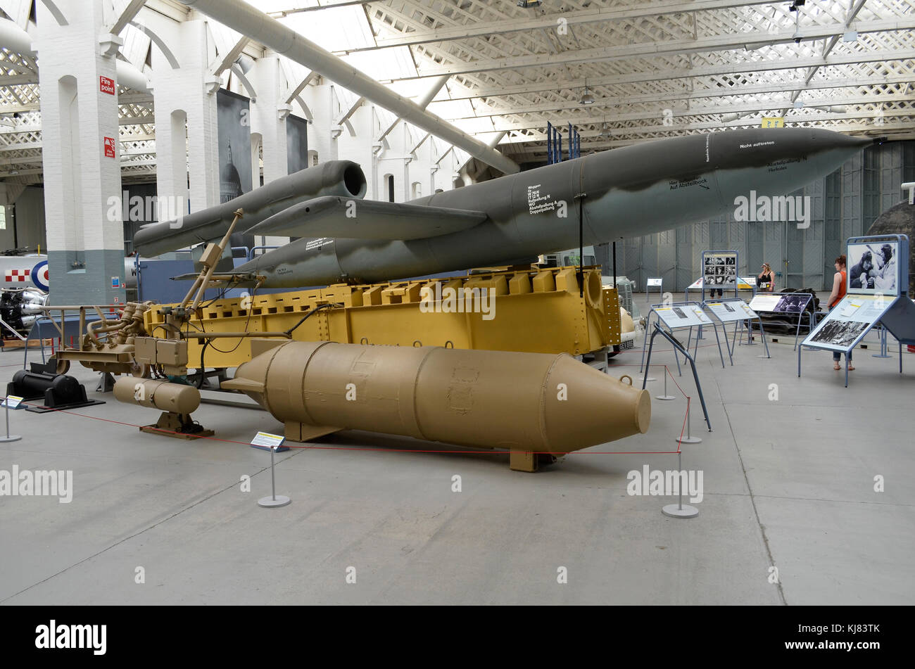 V-1 Fliegende Bombe mit Startrampe, Duxford IWM, UK. Die Fieseler Fi 103 oder V-1 war auch allgemein als die Doodlebug oder das Summen Bombe bekannt. Stockfoto
