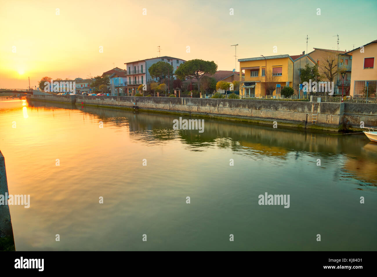 Fließendes Wasser im Hafen Kanal bei Sonnenuntergang Stockfoto